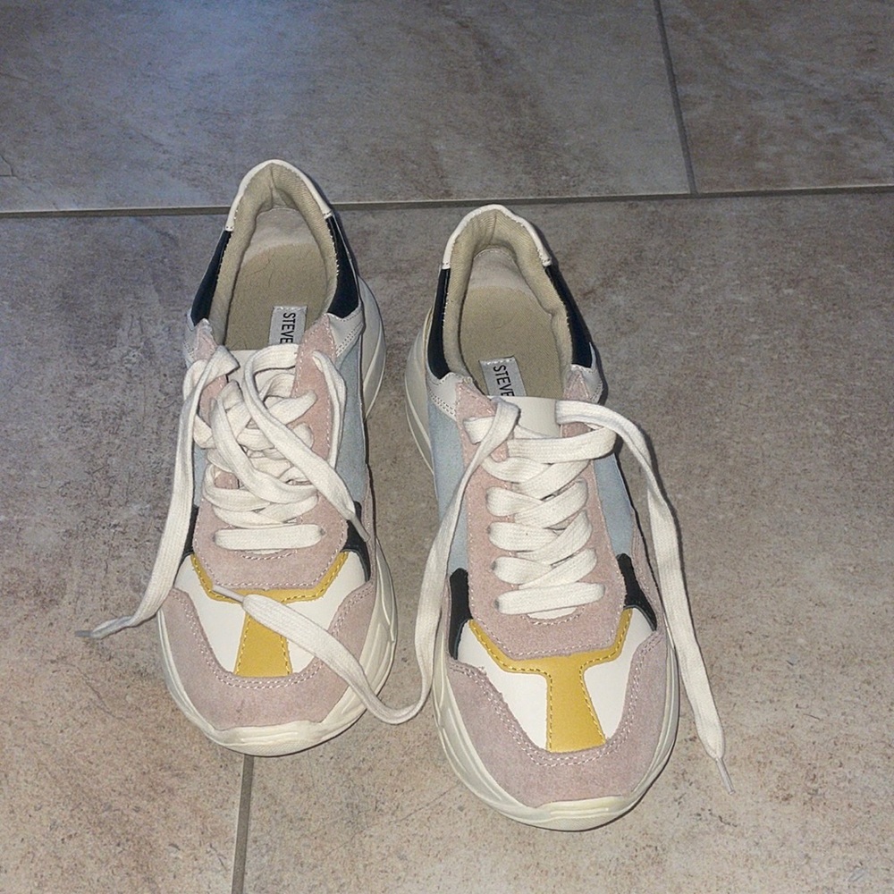 STEVE MADDEN PLATFORM SNEAKERS